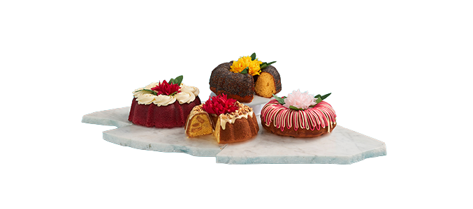 Hombre comiendo una rebanada de pizza