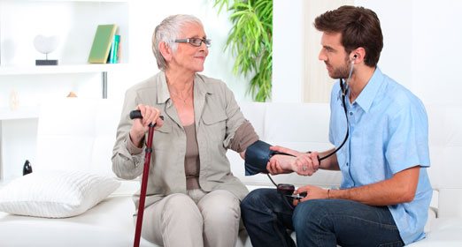 Un medico joven realiza una consulta en su domiciliaria a una persona de la tercera edad