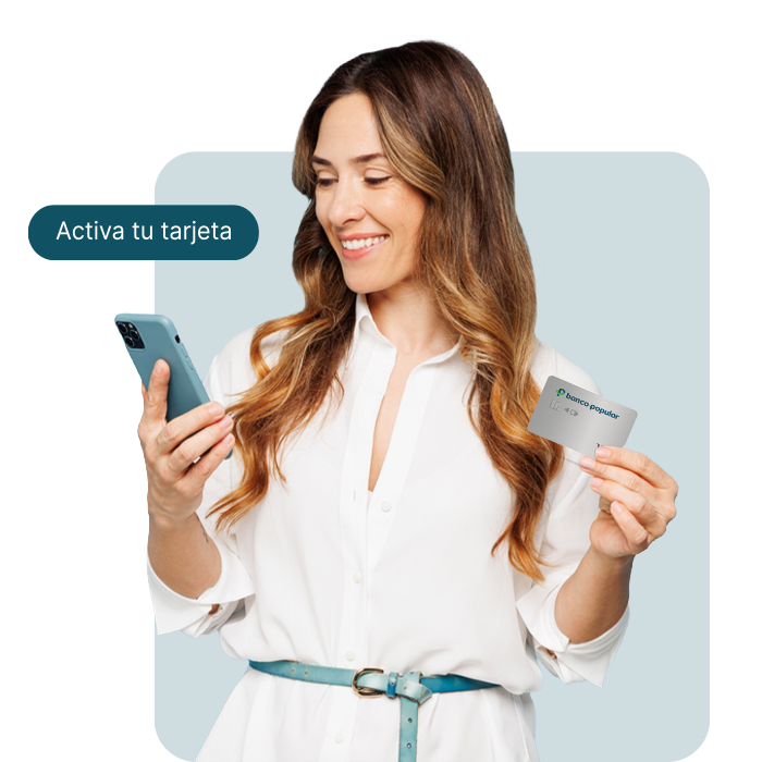 Dos mujeres haciendo trasnferencias por su telefono