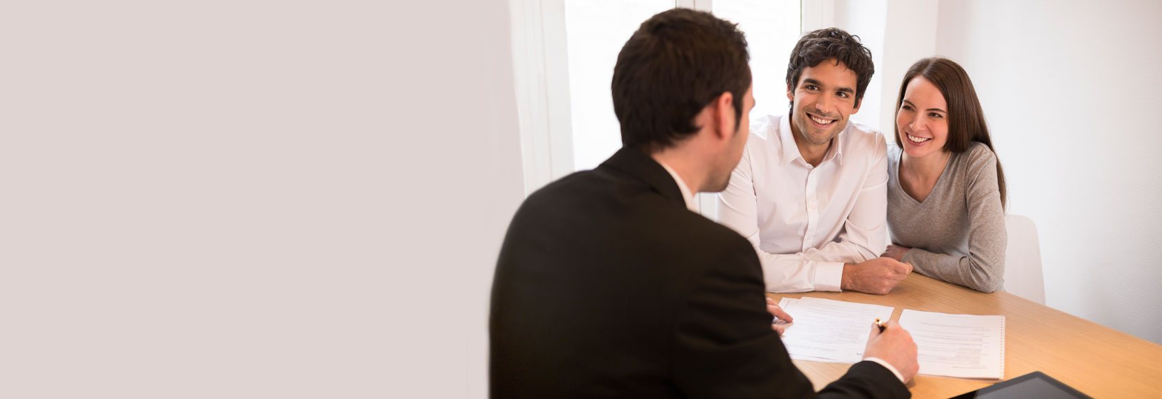 Pareja consultando las rentabilidades de sus ingresos a un asesor