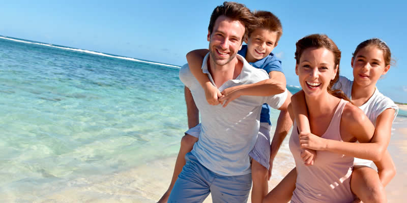 Familia sonriendo y disfrutando de sus vacaciones