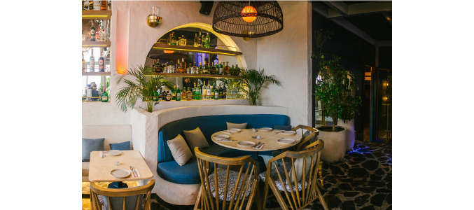 Hombre comiendo una rebanada de pizza