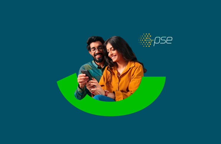 pareja haciendo recarga PSE en su celular