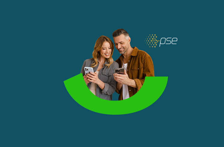pareja haciendo recarga PSE en su celular