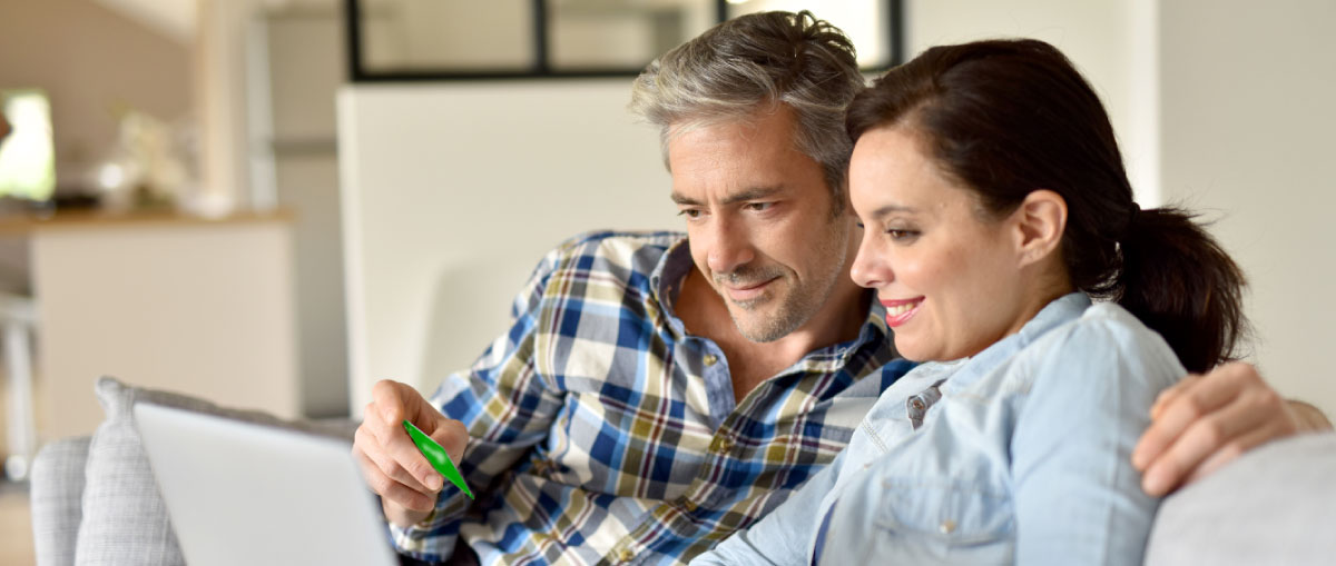 Pareja y su tarjeta de Crédito del banco Popular