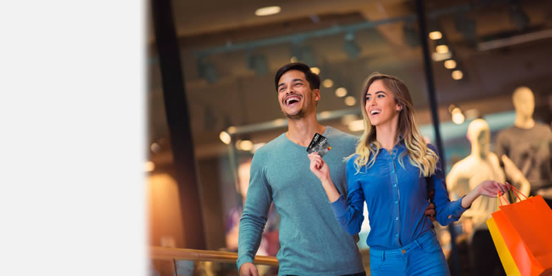 Un par de mujeres comprando ropa en el Centro Comercial Los Molinos