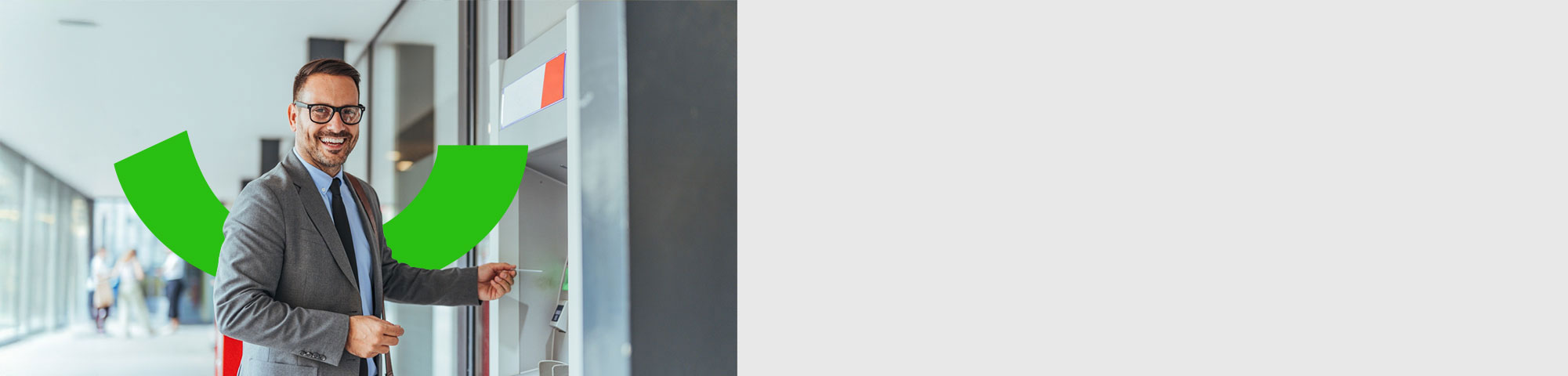 Pareja feliz mostrando su Tarjeta de Débito del Banco Popular