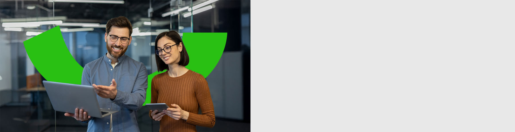 Hombre haciendo transacción con tarjeta del Banco popular