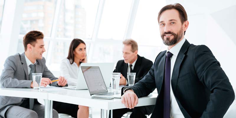 Empresario revisando los recaudos de su empresa con su equipo de trabajo