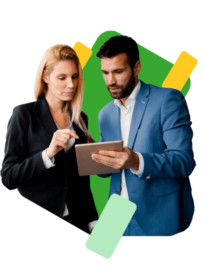 pareja de mediana edad con ropa formal revisando datos de usabilidad en su tablet
