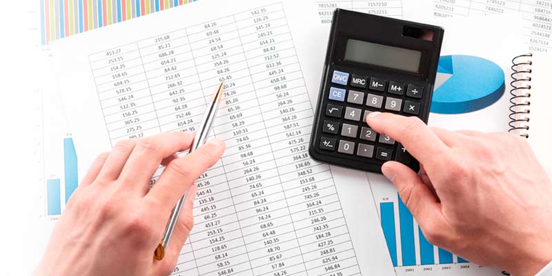 persona utilizando una calculadora