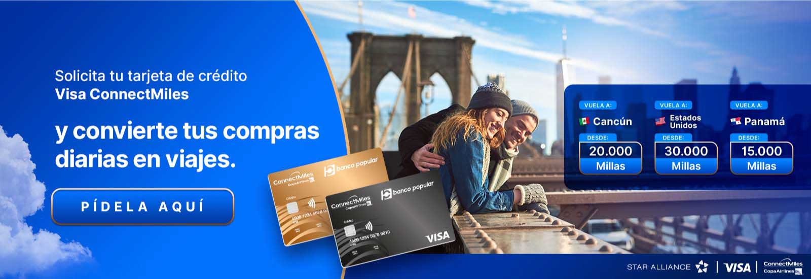 Pareja sentada en la playa con tarjetas de crédito Visa ConnectMiles