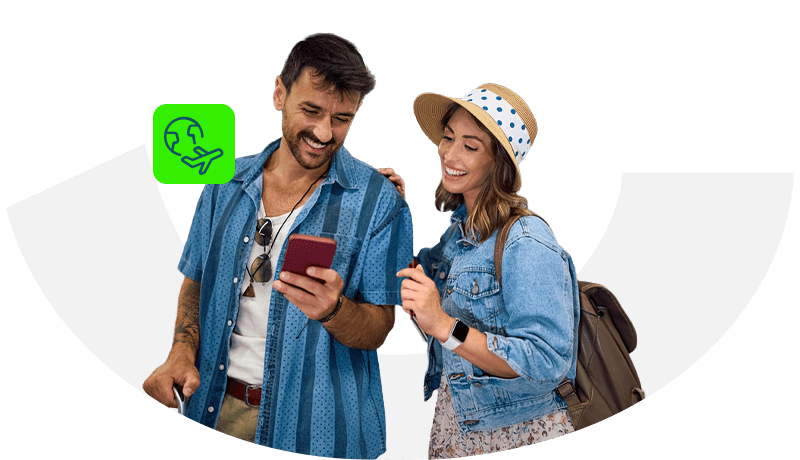 pareja viajera consultando puntos en tuplus a travez de la banca movil