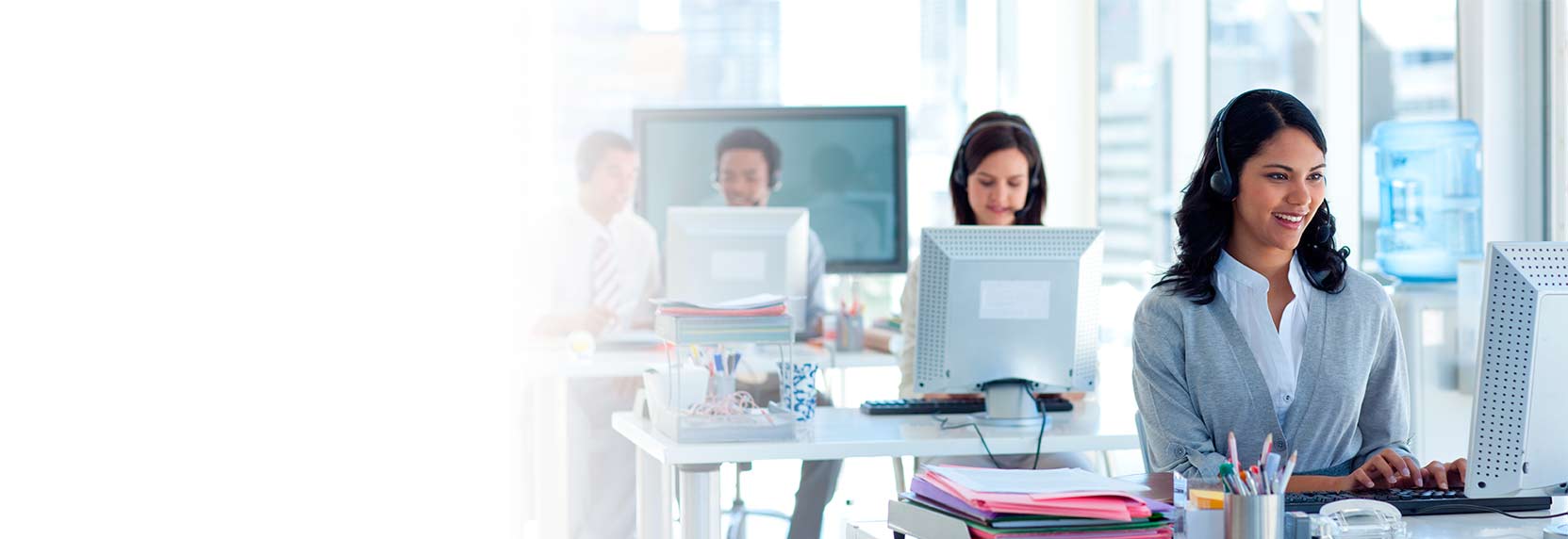 Un grupo de teleoperadores brindando sus servicios de atención al cliente