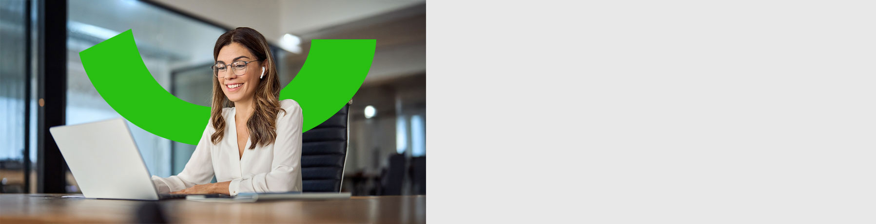 Mujer de servicio al cliente del Banco Popular