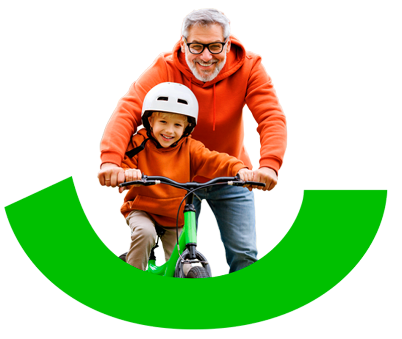 abuelo enseñando a su nieto a montar bicicleta