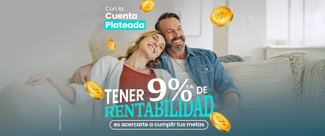 Pareja feliz recibiendo rentabilidad del CTA plateada