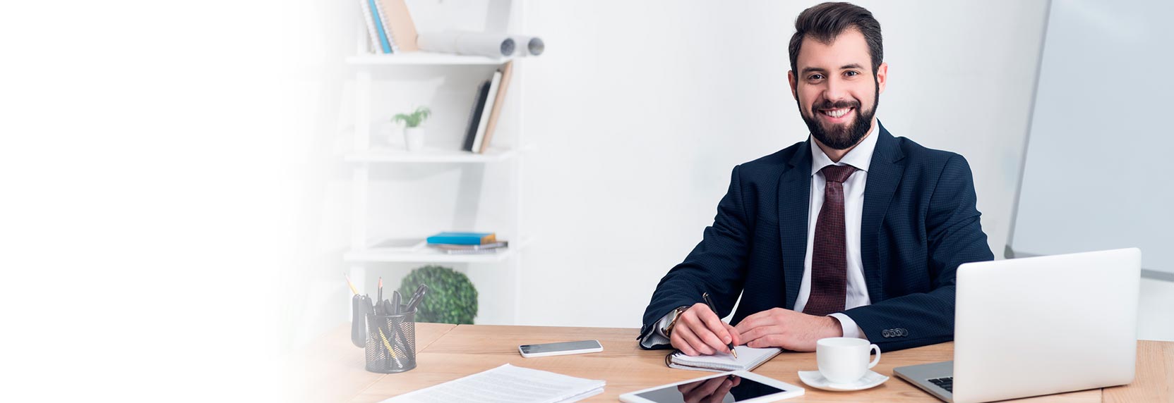 Un joven empresario consultando el recaudo de su dinero