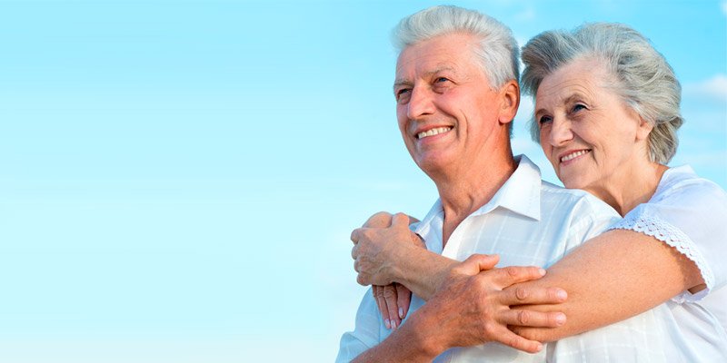 Una pareja de adultos mayores sonriendo