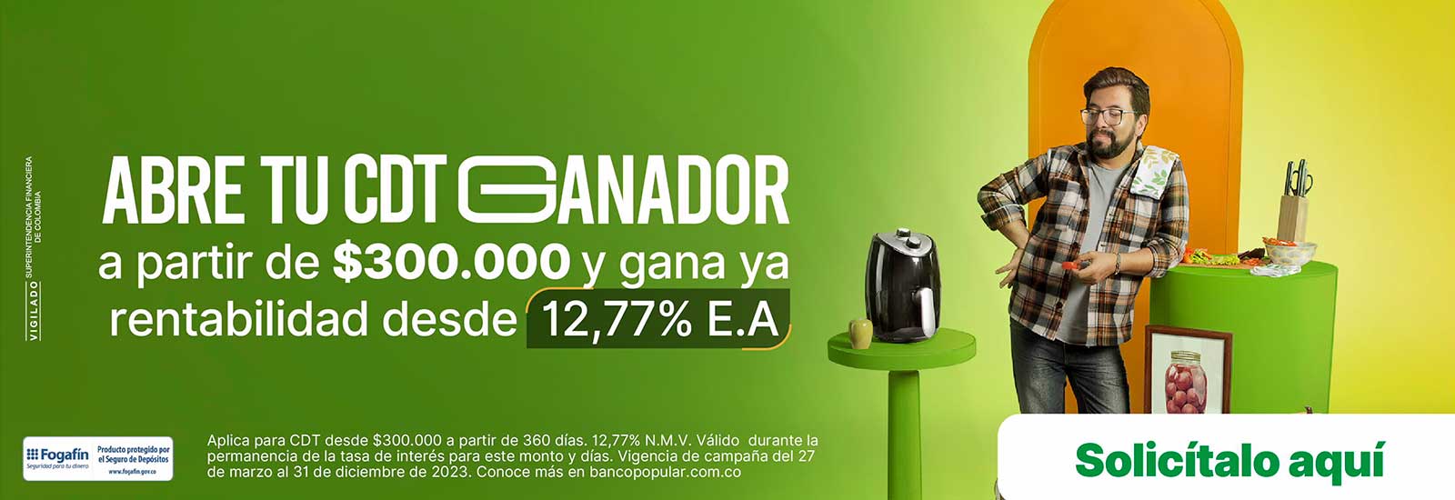 Mujer en su sala feliz empacando prendas en una maleta verde