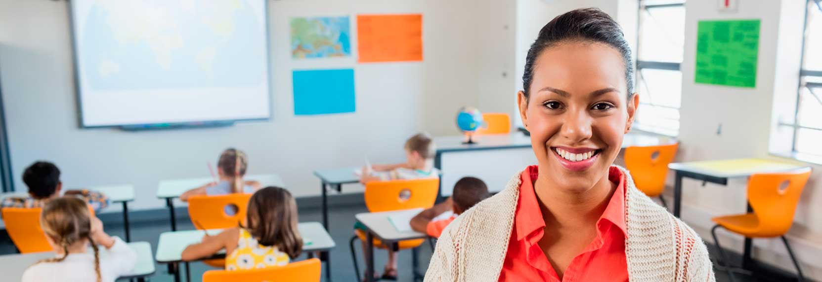 Profesora feliz en su salón de clases