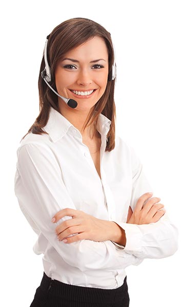 Mujer Feliz resolviendo las dudas de los clientes del Banco Popular