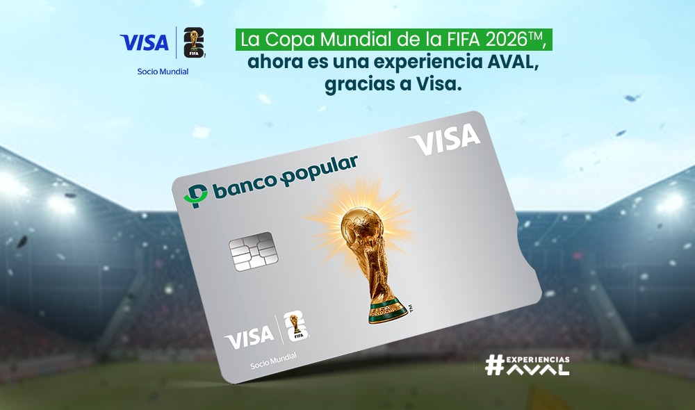 Mujer mayor con tarjeta débito y celular en la mano