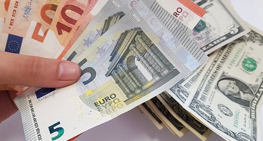 Una mano con euros y dolares