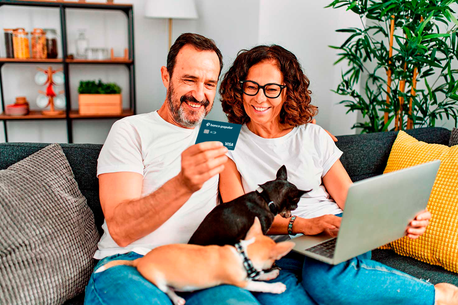 Pareja de adultos mayores felices con tarjeta de crédito en la mano