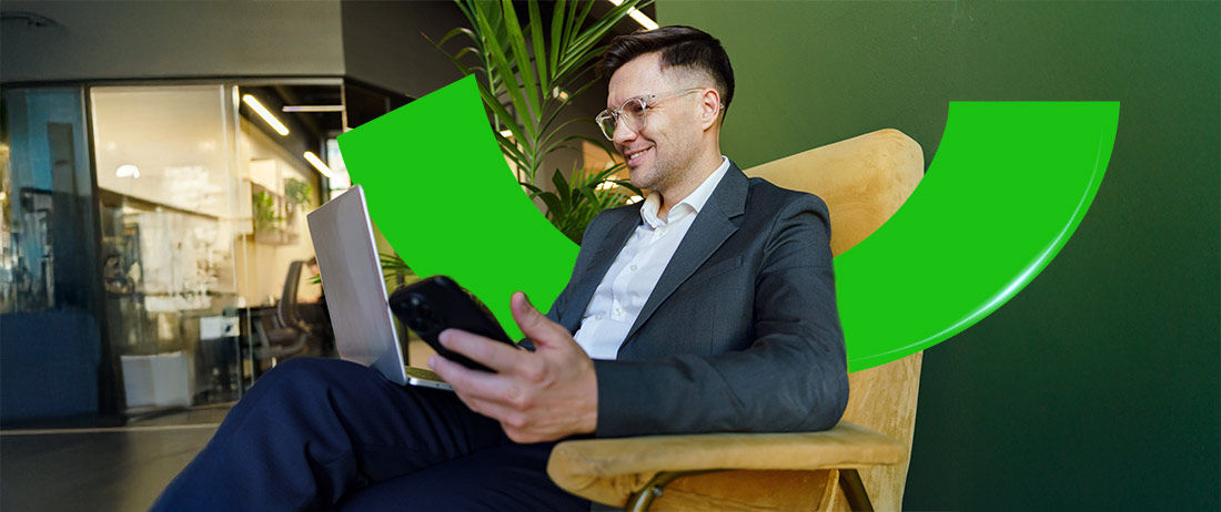 persona descargando la app del Banco Popular