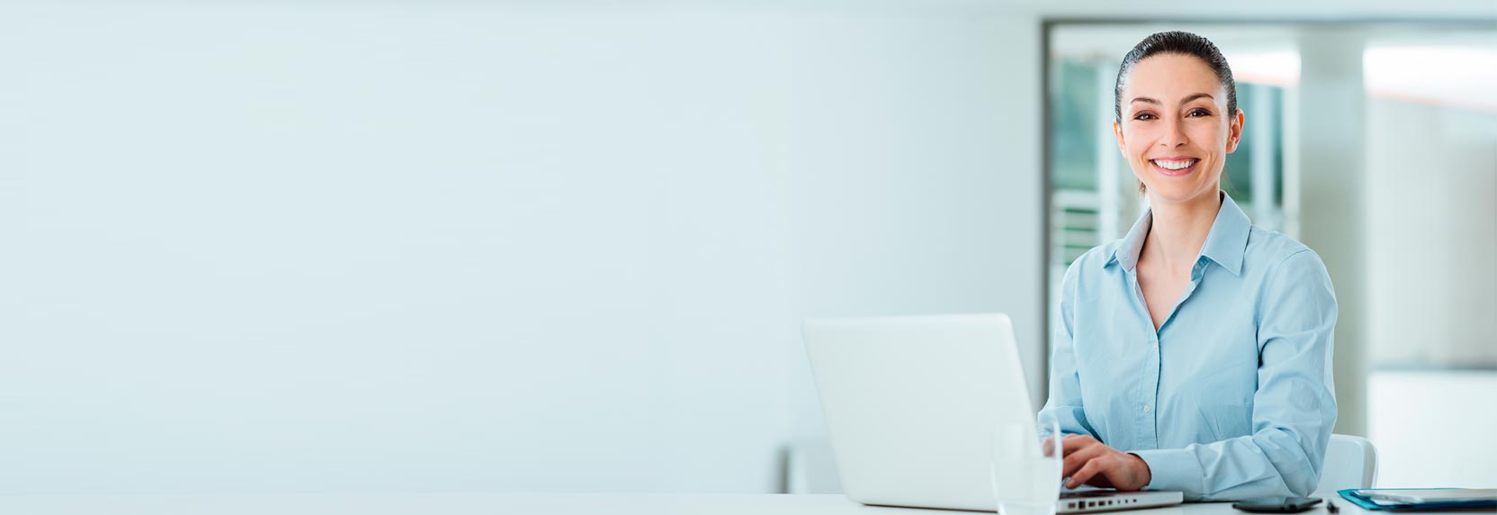 Mujer ejecutiva consultando las formas de pago disponibles