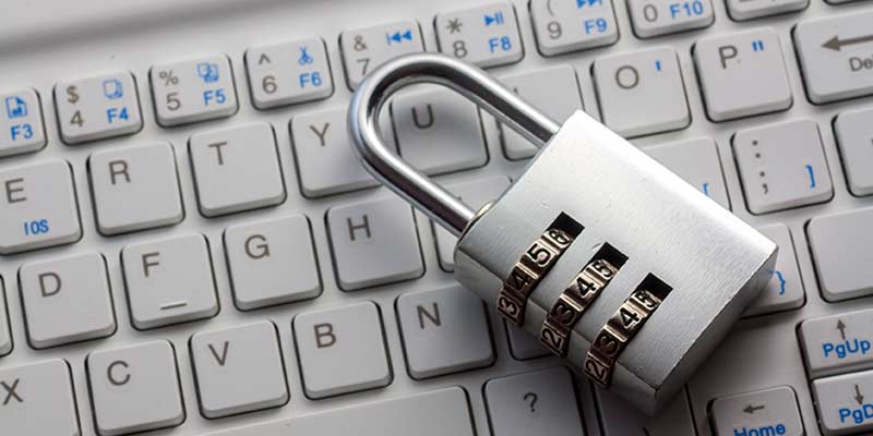 Un candado sobre un teclado de computador