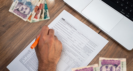 Empresario revisando los recaudos de su empresa con su equipo de trabajo