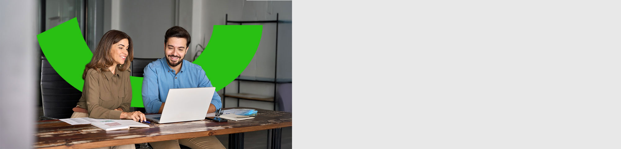 Hombre consultando tarifas en su computador