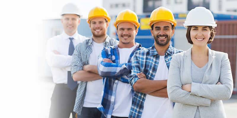 Findeter - Financiera del desarrollo Grupo de trabajadores de una construcción con cascos de seguridad