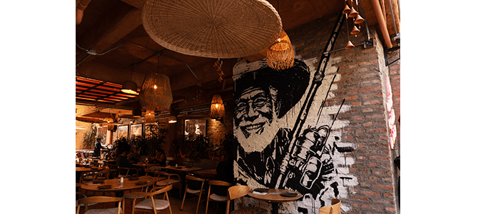 Hombre comiendo una rebanada de pizza