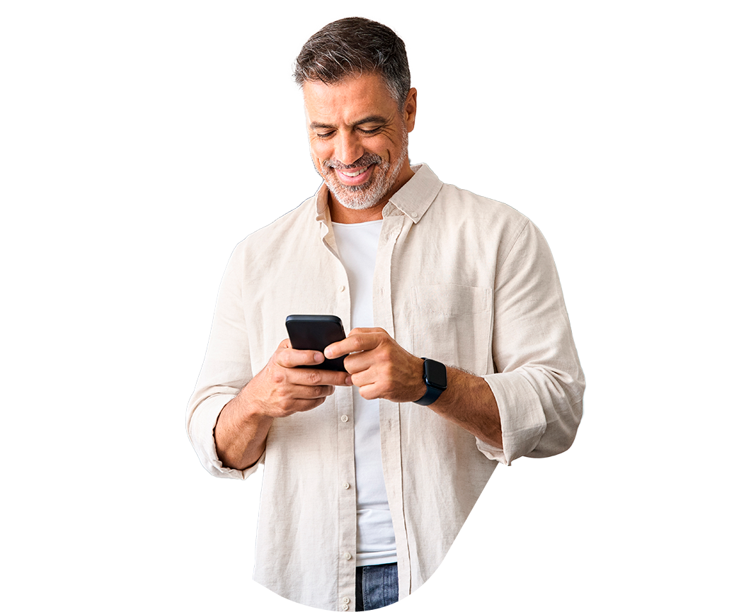 Hombre maduro con celular en la mani ciendo la app movil