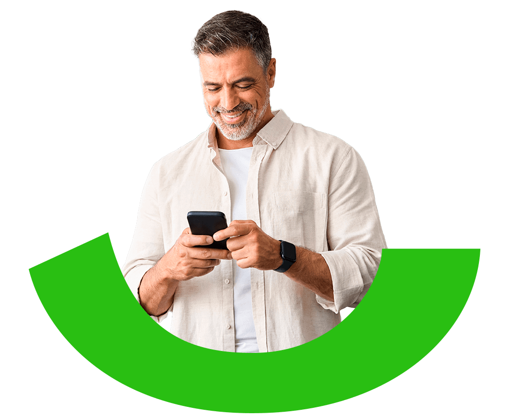 Hombre maduro con celular en la mani ciendo la app movil