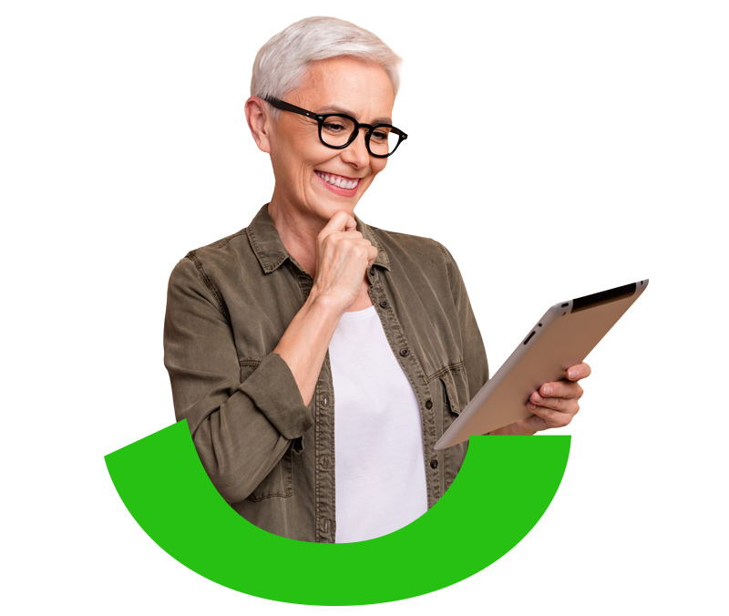 Mujer con celular en la mano