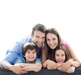 Padres con sus dos hijos sonrriendo