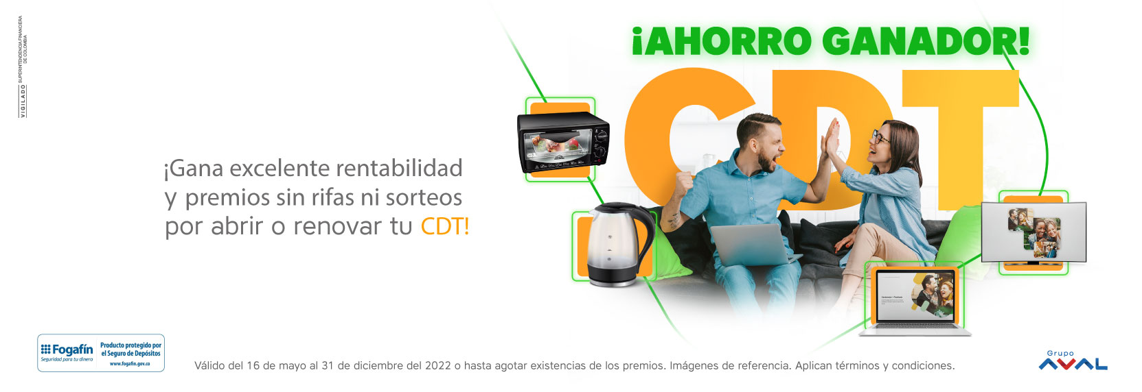 Pareja feliz abriendo con los premios de CDT Ahorro Ganador