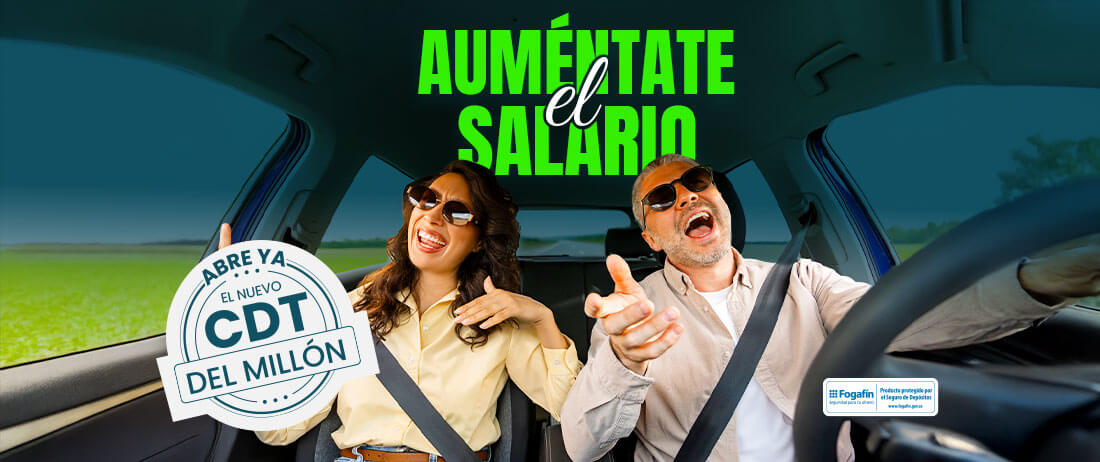 Hombre y mujer muy felices en un auto