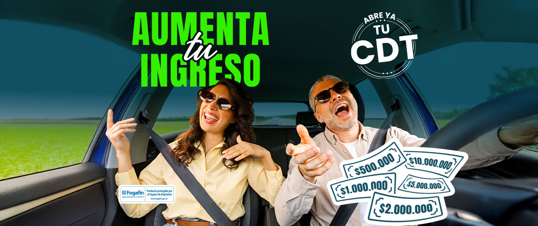 Hombre y mujer muy felices en un auto