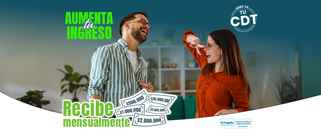 Hombre y mujer muy felices en un auto