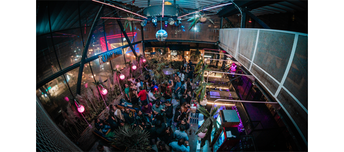 Pareja con gafas de cine y palomitas