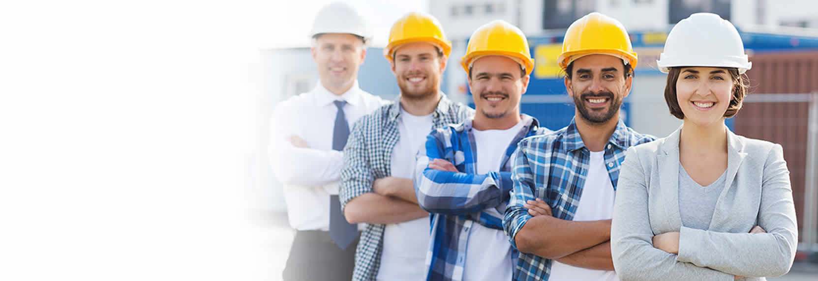 Findeter - Financiera del desarrollo Grupo de trabajadores de una construcción con cascos de seguridad
