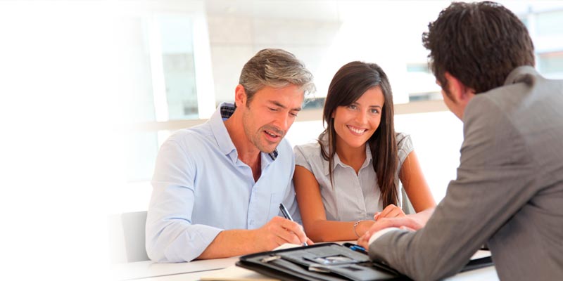 Una pareja consultando su compra de Cartera Hipotecaria