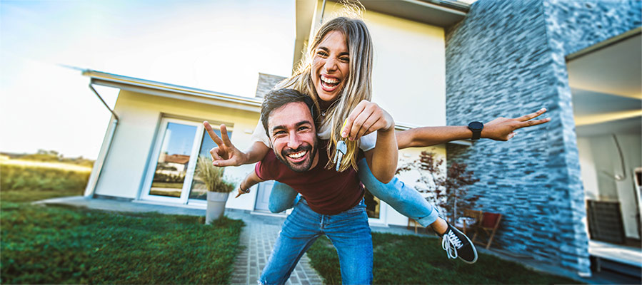 pareja de mediana edad felices con una llave en sus manos