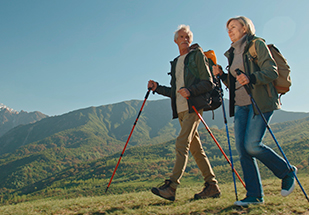Imagen de una pareja adulta caminando por la montaña