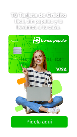 Mujer sentaja señalando la tarjeta de credito Banco Popular